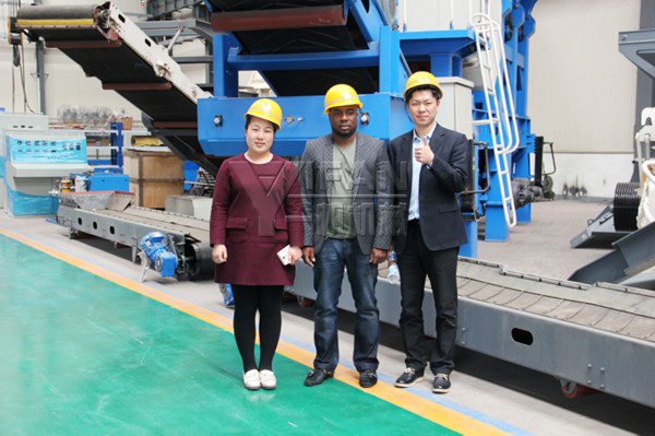 尼日利亞客戶與一帆業(yè)務(wù)人員合影留念