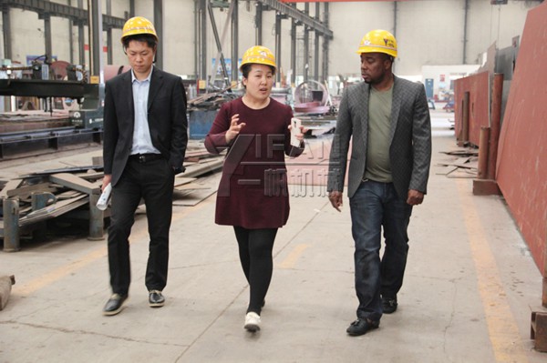 一帆業(yè)務(wù)人員陪同考察生產(chǎn)車間